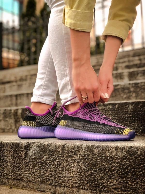 Adidas Yeezy logo