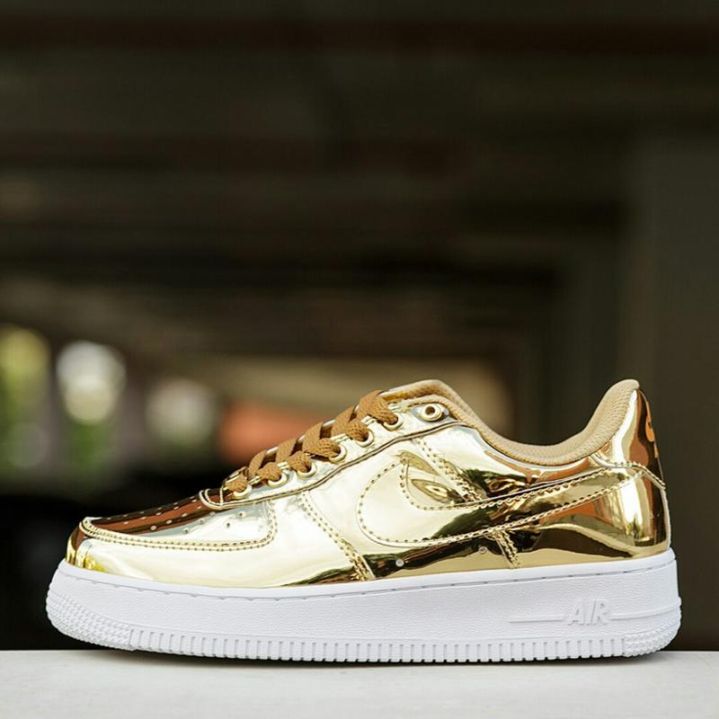 Шикарные кроссовки nike air force 1 sp liquid metal gold — цена
