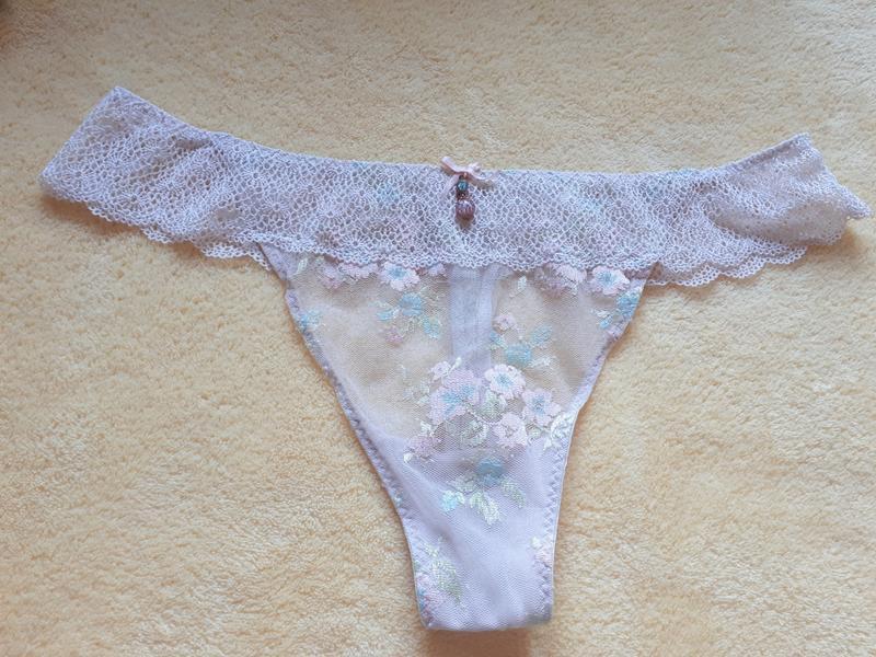 Ешектегі көйлектегі қызды сиқытты