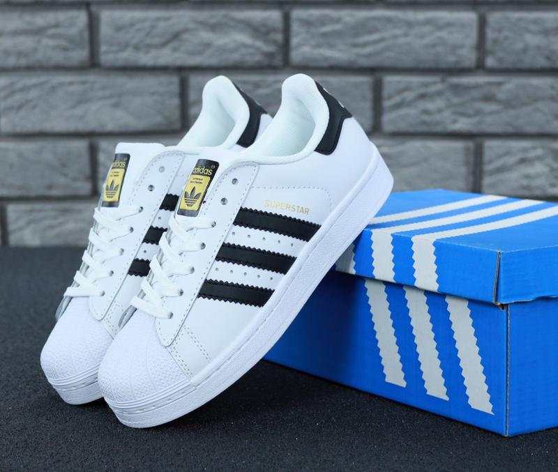 Кроссовок adidas вектор
