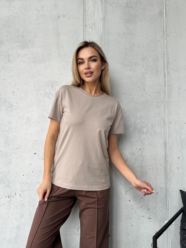 Футболка классическая однотонная женская 40-62 бежевая — цена 400 грн в ...