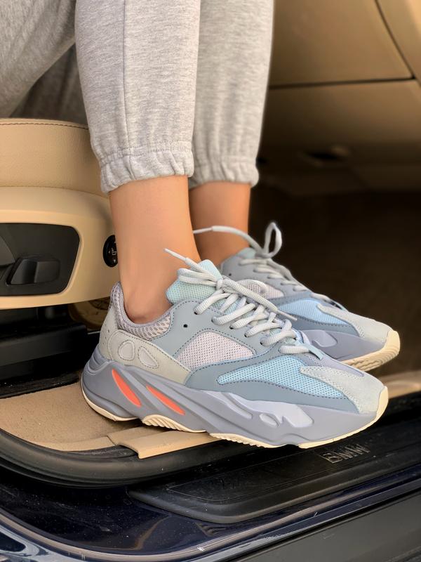 Women yeezy sales 700