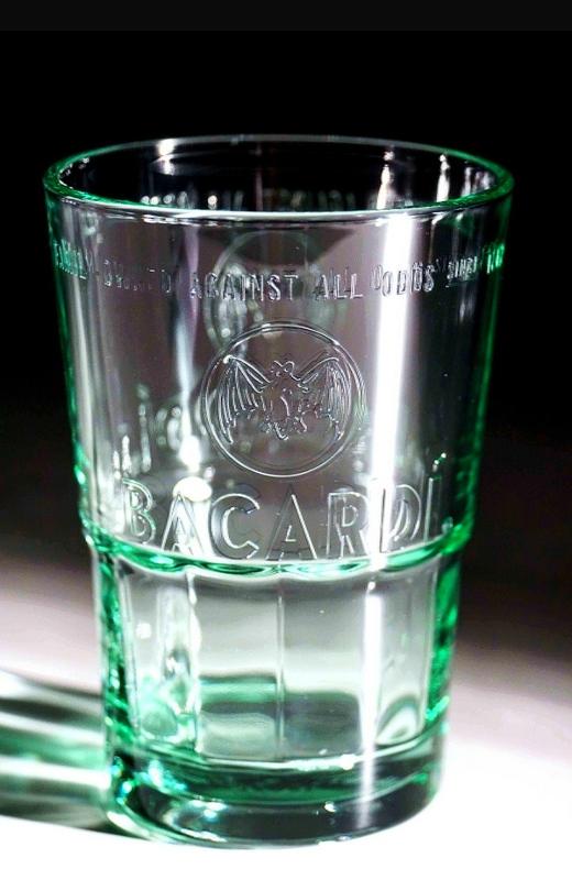 Бокал бакарди. Bacardi стакан. Стакан бакарди зеленый. Бокал бакарди мл. Стаканы бакарди стеклянные.