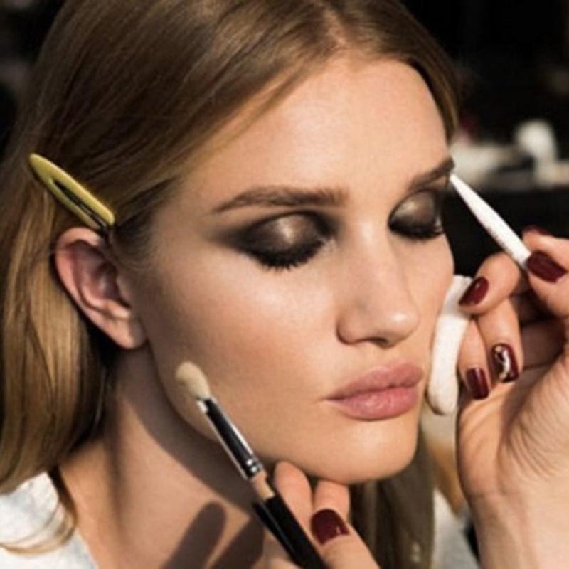 Косметика для женщин. Практические советы. Девушка с косметикой. Профессиональный макияж. Девушка с хайлайтером.