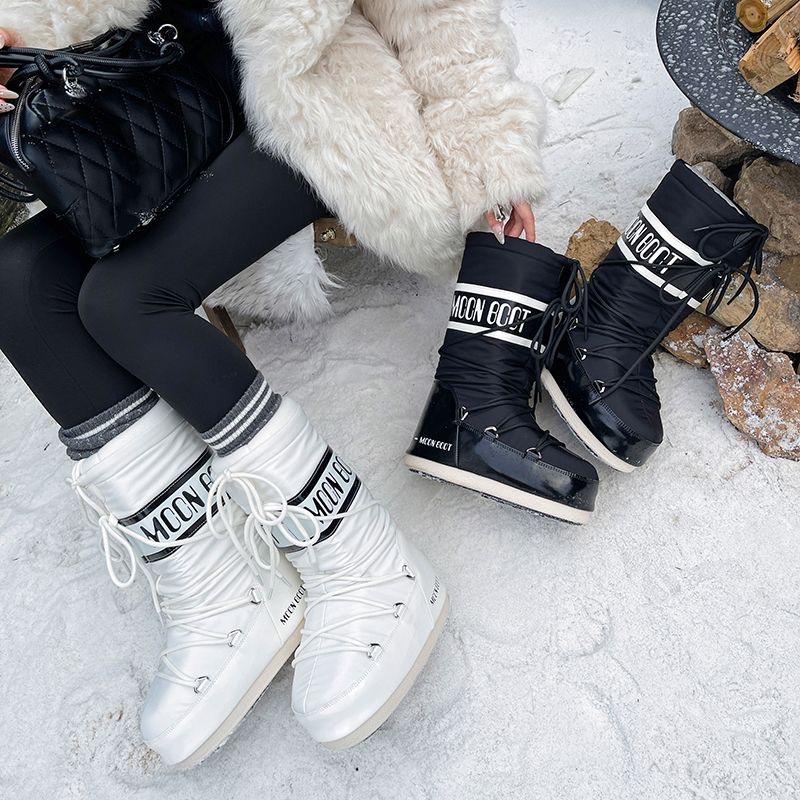 MOON BOOT スキー用ブーツ 女性用 ホワイト/ブラック Высокие дутики moon boot — цена 6450 грн в каталоге Дутики