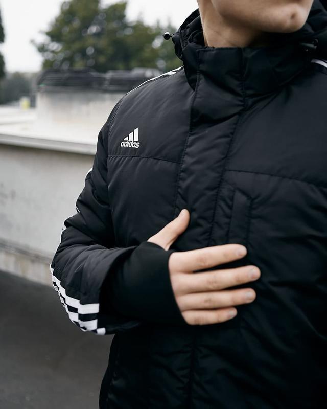 Лицо адидаса. Adidas 3 Stripes зимняя куртка черная. Мужская черная куртка адидас зимняя 2022. Зимняя куртка мужская 2022 адидас. Зимние куртки адидас 2022.
