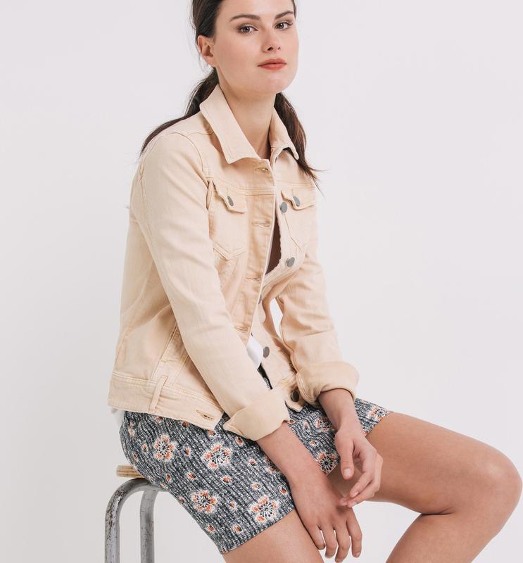 бежевая джинсовка