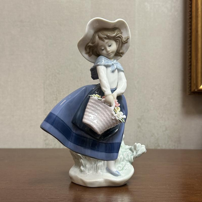 Фарфоровая статуэтка lladro «девушка с корзиной цветов». — цена