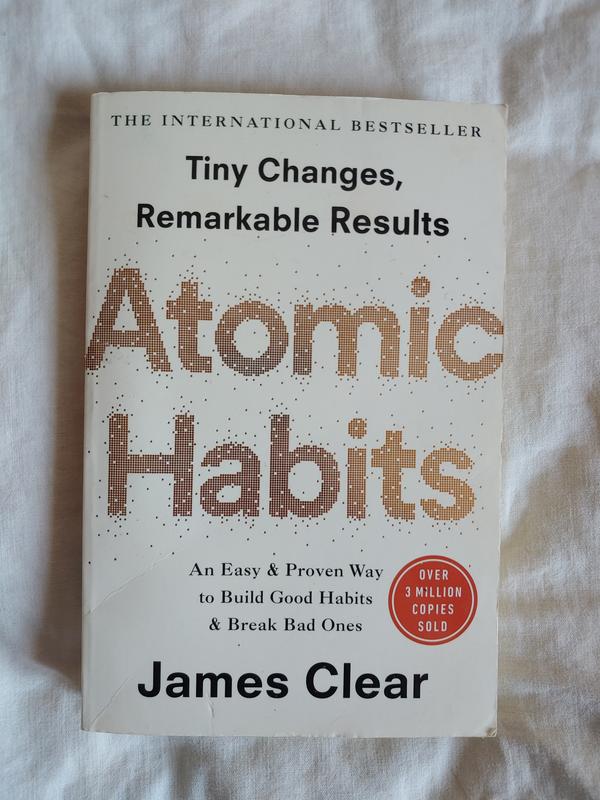 Книга на английском языке atomic habits by james clear, хорошее ...