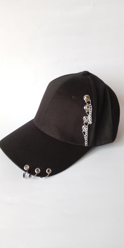 Крутая черная кепка с кольцами на козырьке 2012 — цена 140 грн в каталоге  Бейсболки и кепки ✓ Купить женские вещи по доступной цене на Шафе | Украина  #54031816