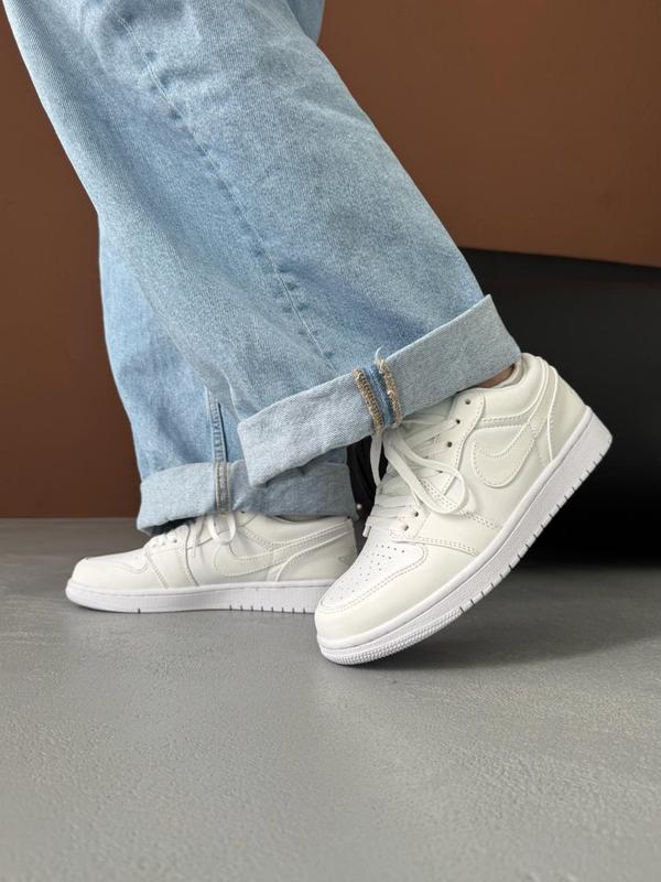 Женские кроссовки nike air jordan 1 low triple white — купить в
