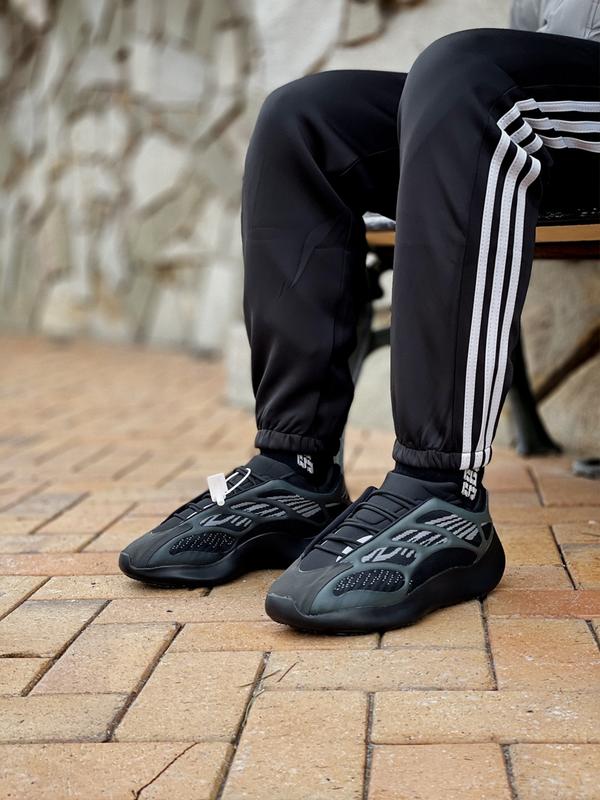 Классные мужские кроссовки adidas yeezy boost 700 v3 alvah чёрные