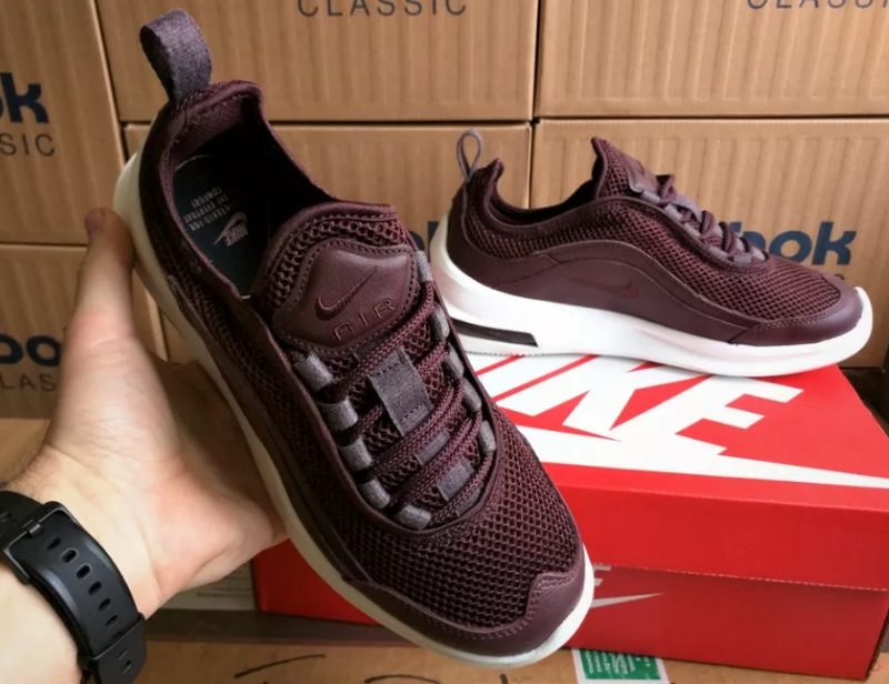 nike air max estrea. 4200