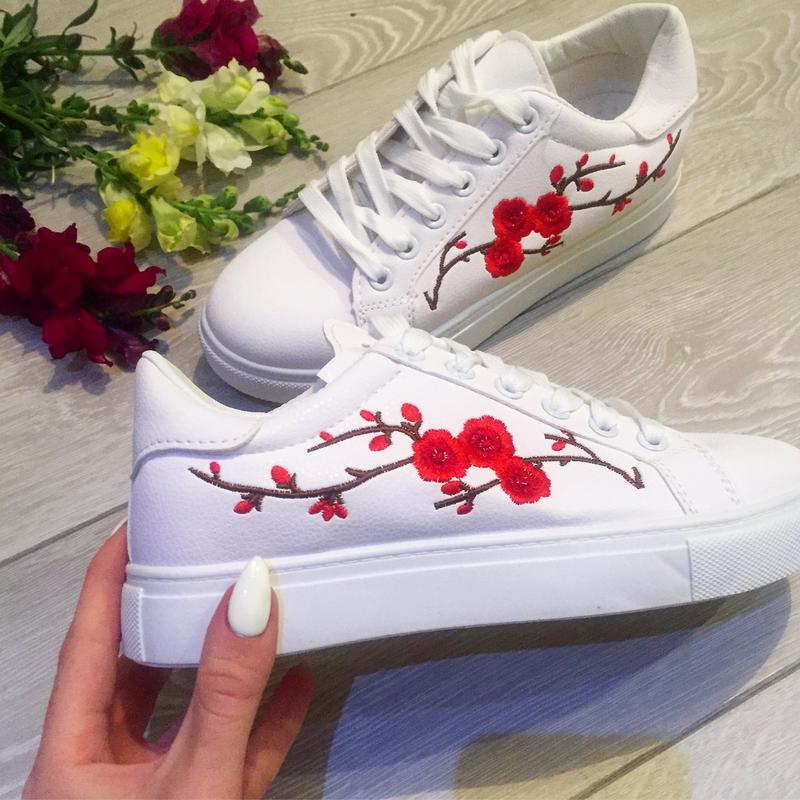 модные женские весенние кроссовки с мягким задником. вышивка на кедах. красивые кеды женские. кеды в цветочек. туфли-кроссовки женские с вышивкой.