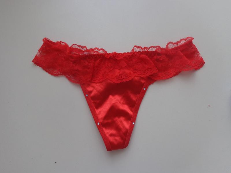 Стринги на лице. Стринг ирис. Трусы футаж. Бюстгальтер из медицинских масок. Атласные стринги женские.