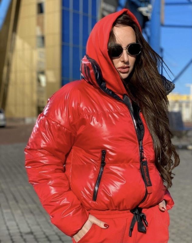 Яркие куртки женские. Осенние куртки женские молодежные. Девушка в куртке. Ярко красная куртка. Красная женская куртка с капюшоном.