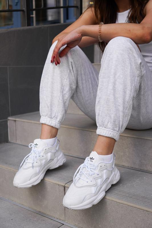 Adidas Ozelio белые женские на ноге