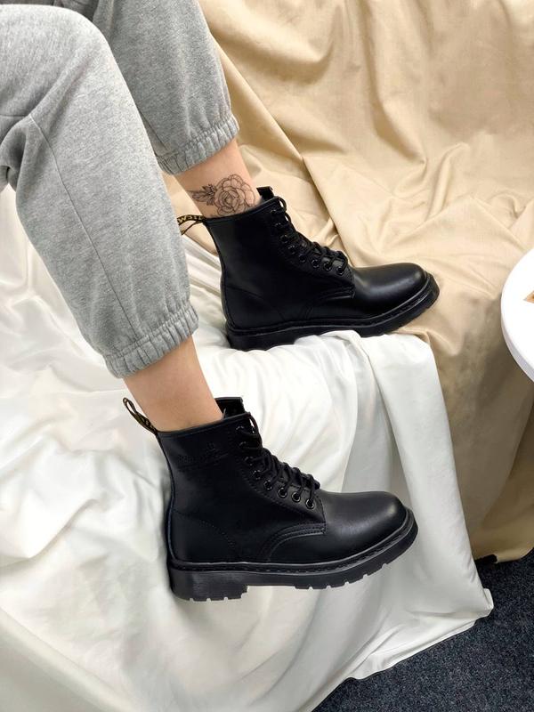 Dr martens total black hot sale