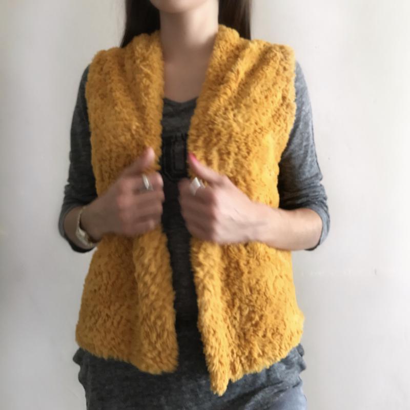 плюшевая жилетка. жилет из ализе софти спицами. жилет для девочки из плюшевой пряжи. жилет из плюшевой пряжи спицами детский. жилетка из плюшевой пряжи.