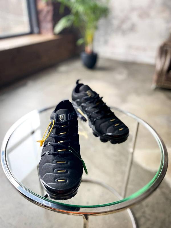 Vapormax plus best sale gold black