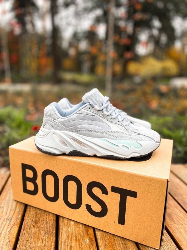 adidas yeezy 700 v2