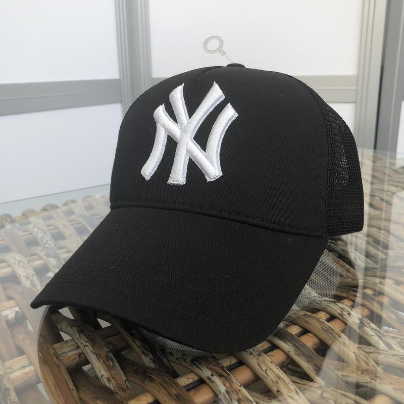 Чорна кепка нью-йорк з сіткою. кепка з білої емблемою. — ціна 289 грн у ...