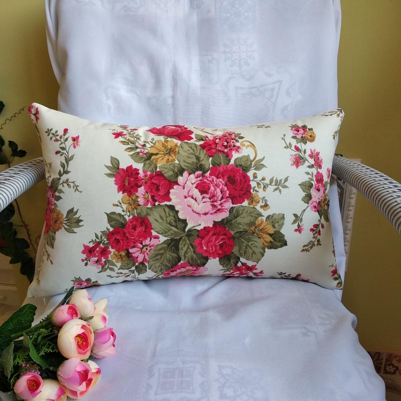 Декоративная подушка с розами в стиле шебби-шик темно коричневого цвета купить в интернет магазине
