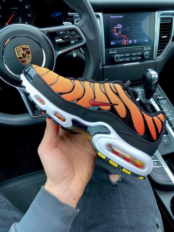 Orange nike tns 2025