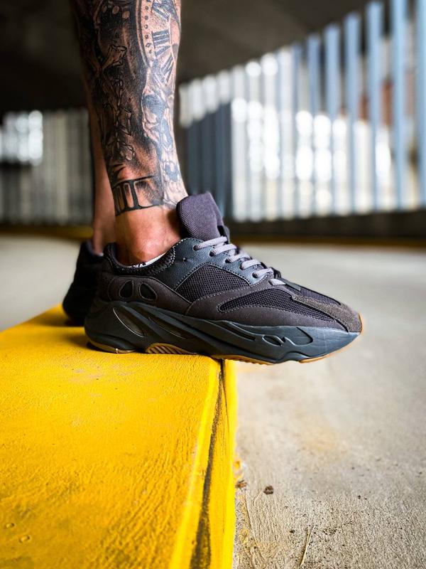Yeezy 700 sale black static