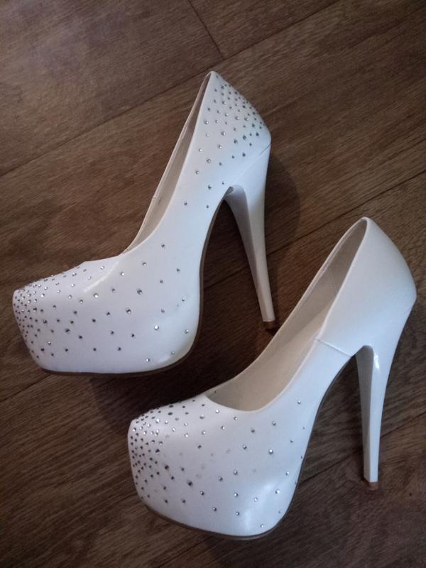 Туфли белые. Свадебные туфли 2023. Белые туфли на шпильке. Туфли monsoon. Туфли белые.