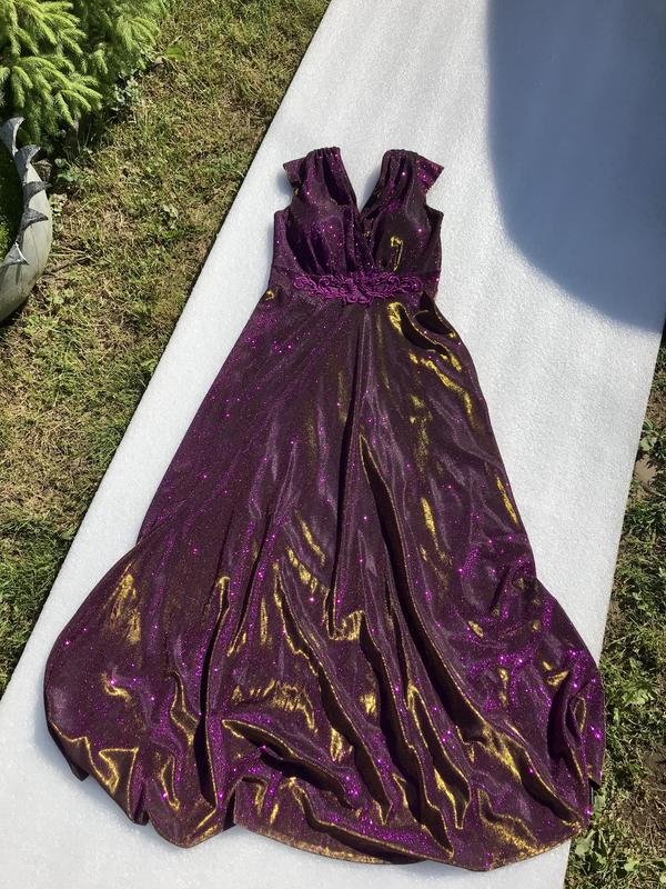 Создано «магическое» платье: оно моментально меняет цвет