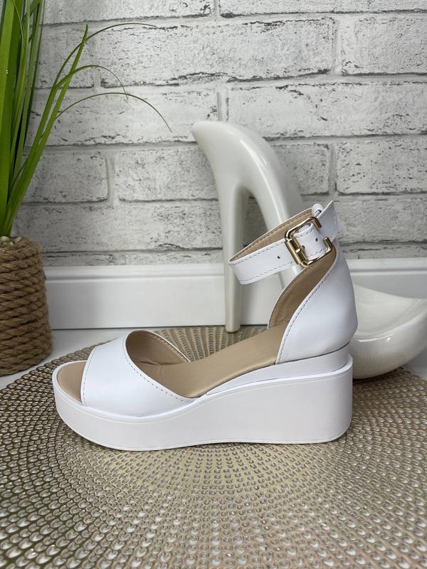 Белые босоножки на низкой танкетке платформе — цена 1450 грн в каталоге ...