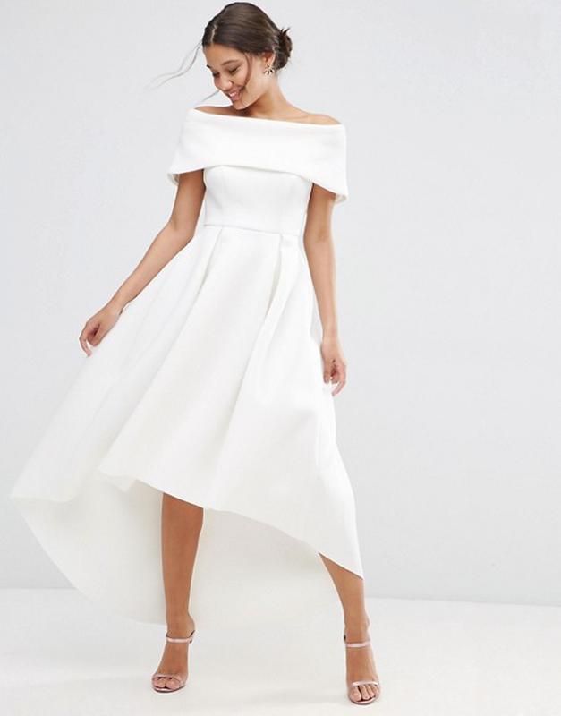 Белое платье с закрытыми плечами