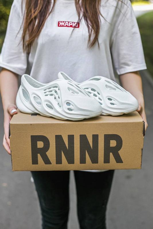 Кросівки тапочки adidas yeezy foam runner white — ціна 1400 грн у каталозі Капці Купити жіночі