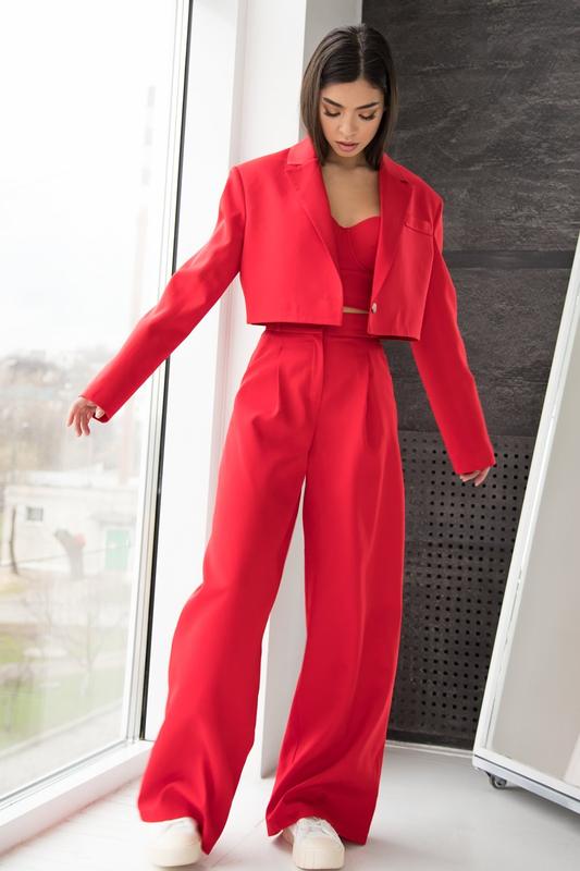 Костюм с широкими брюками красный костюм брючный костюм с брюками и ...