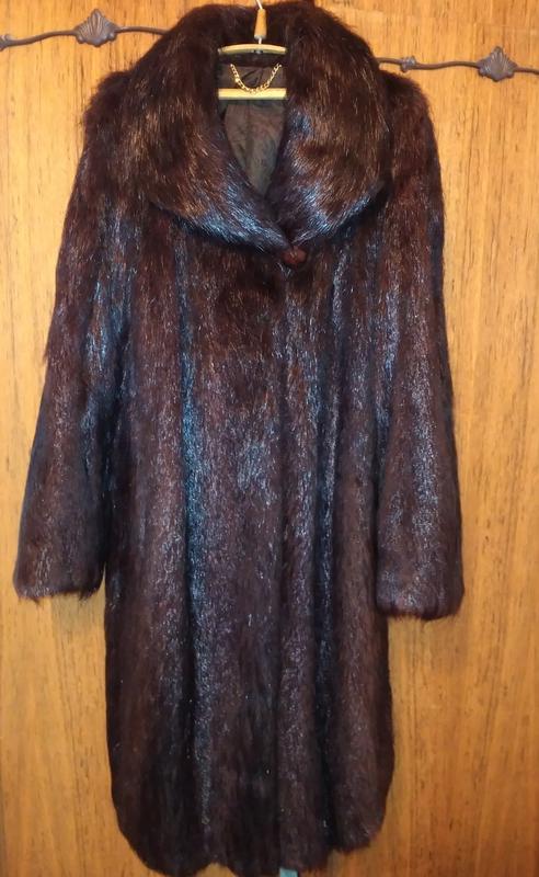Магазин шуб. Старая шуба нутрия. Сколько стоят старые шубы. Старая шуба. Комиссионный магазин норковых шуб.
