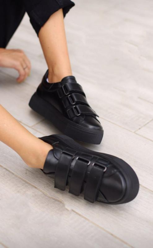 На липучках