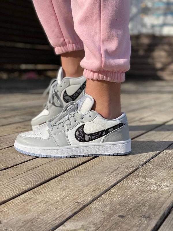 Женские короткие кожаные кроссовки nike air jordan 1 dior🆕серые с белым ...