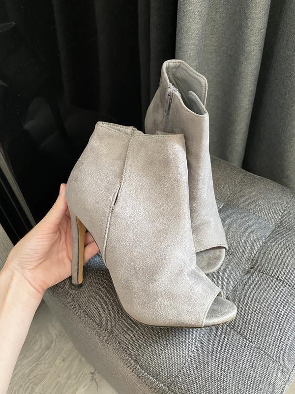 З відкритим носком