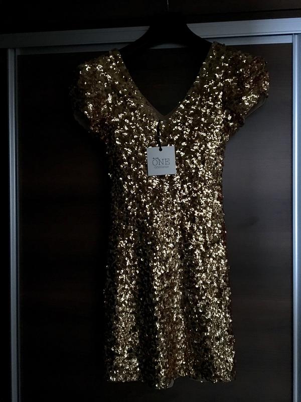 пайетки золото. блестящие платья. черное платье с золотыми пайетками. платье с крупными пайетками. золотое платье пайетки.