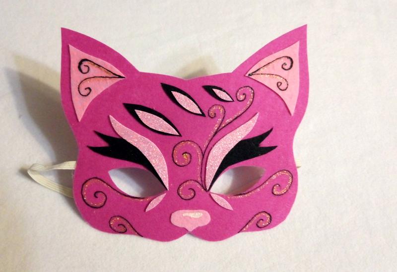 Видео маски бумаги. Маска бумажная карнавальная. Карнавальная маска из фетра. Детские маскарадные маски. Маскарадная маска из картона.