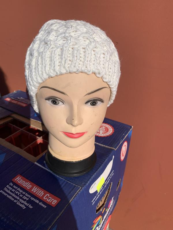 Красивая белая шапка — цена 30 грн в каталоге Шапки ✓ Купить женские вещи  по доступной цене на Шафе | Украина #76877307
