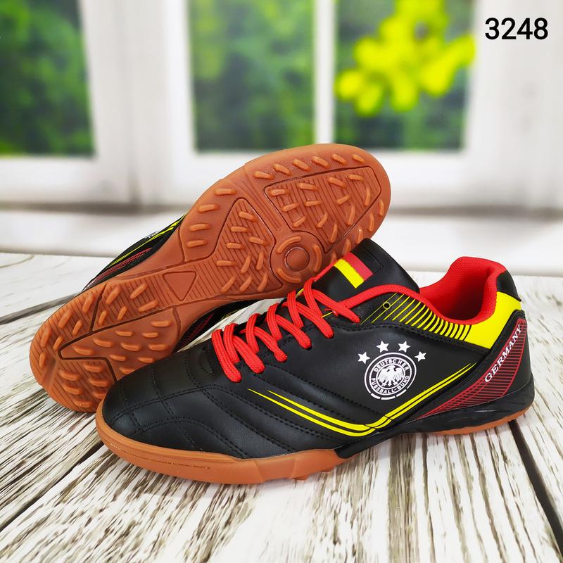 Мужские футбольные бутсы, сороконожки черные с красным и желтым veer ...