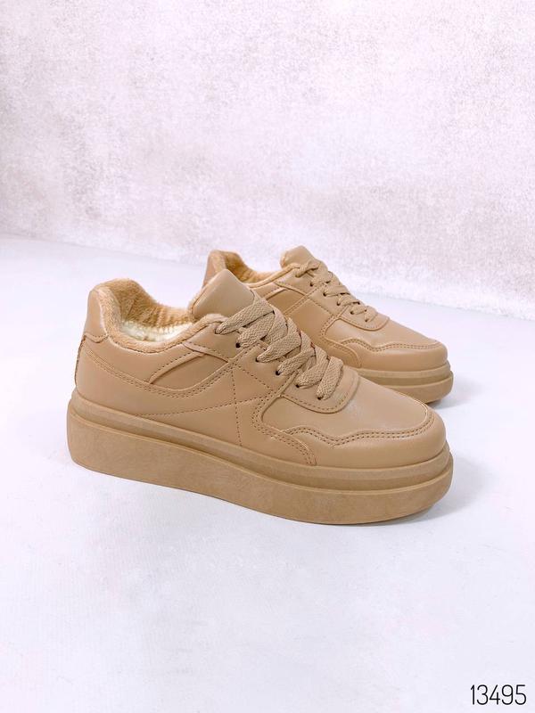 На платформі