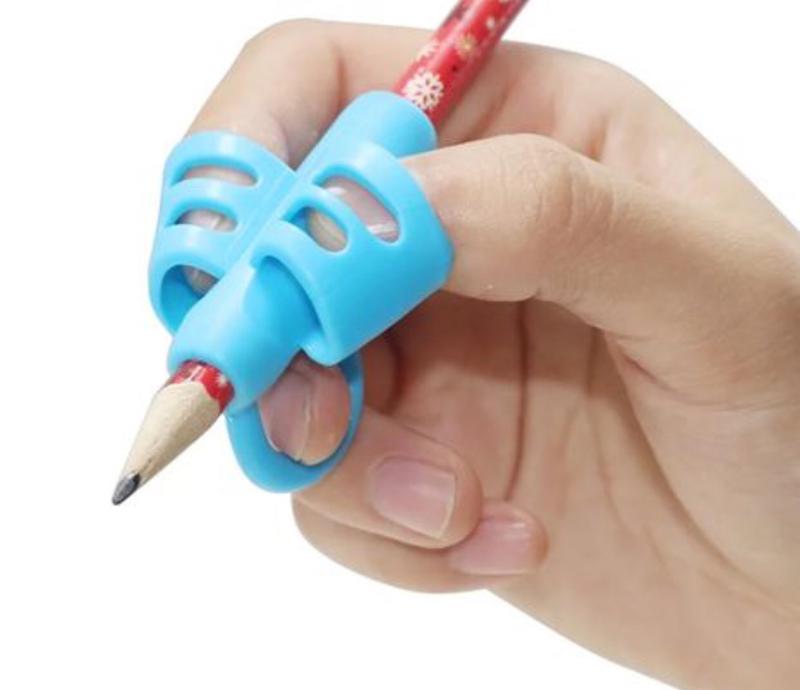 ручка для первоклассника для правильного держания. тренажер для письма на ручку. приспособление на карандаш для правильного держания. ручка для правильного письма для детей. резинка для правильного держания ручки.
