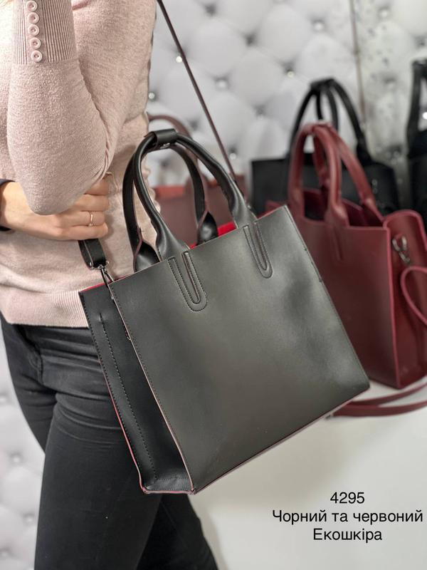 Сумка жіноча чорна з червоним квадратна вмістка,женская сумка черная — ціна  550 грн у каталозі Сумки ✓ Купити жіночі речі за доступною ціною на Шафі |  Україна #85015972