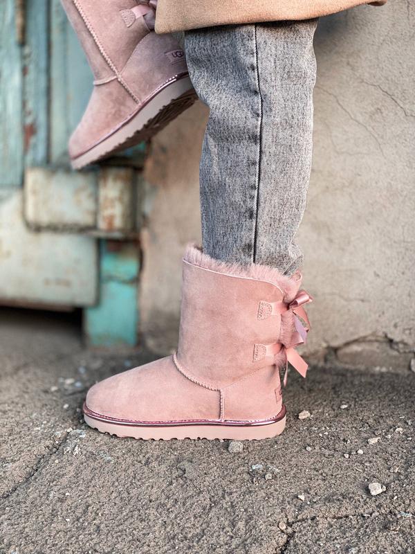 Ugg bailey bow ii metallic dusk (pink) женские угги розовые — цена 3850 грн  в каталоге Угги ✓ Купить женские вещи по доступной цене на Шафе | Украина  #86600219