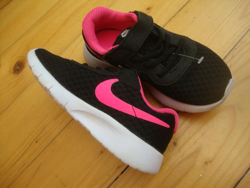 nike tanjun black and pink