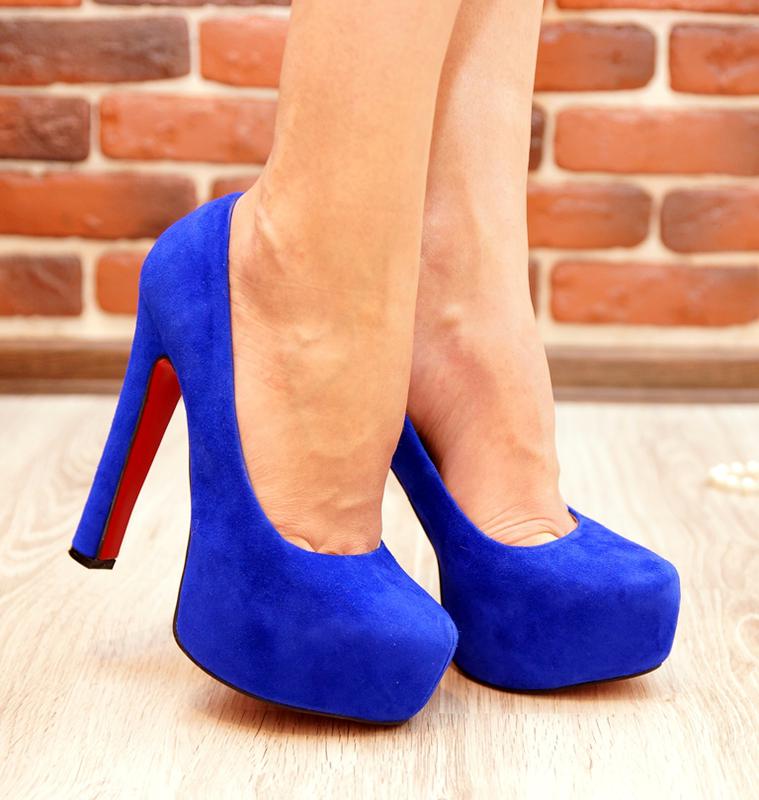 Подойдут синие туфли. Туфли темно синего цвета. Образы с синими замшевыми туфлями. Синие туфли яркие. Босоножки под синее платье.