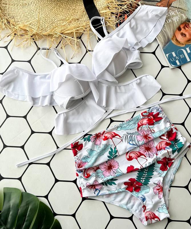 Белый цветочный раздельный купальник с рюшами и высокими трусиками ...